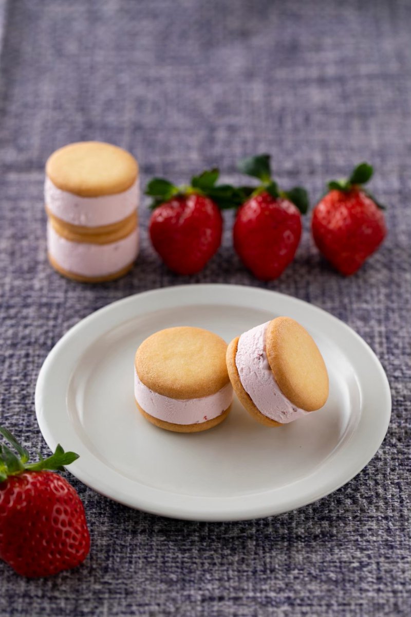 atamibonbon's tweet photo. 今年もいちごのバターサンドがはじまりました〜🍓
冬季限定なので、見かけたらぜひ！✨ https://t.co/ZsD6g2hpyb
