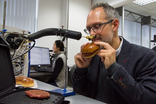 UoNFoodflavour's tweet photo. We use unique tools &amp; approaches @UoNFoodflavour to ensure #plantbased foods are #healthy, #sustainable AND taste amazing!

Our bespoke MSMS-NOSE technology reveals how flavours develop as we cook and eat. 🌱🍔 @AgrifoodUoA @V2FoodOfficial 

➡️ Read more https://t.co/HpOmKUIk2l https://t.co/sAbIDo13o4