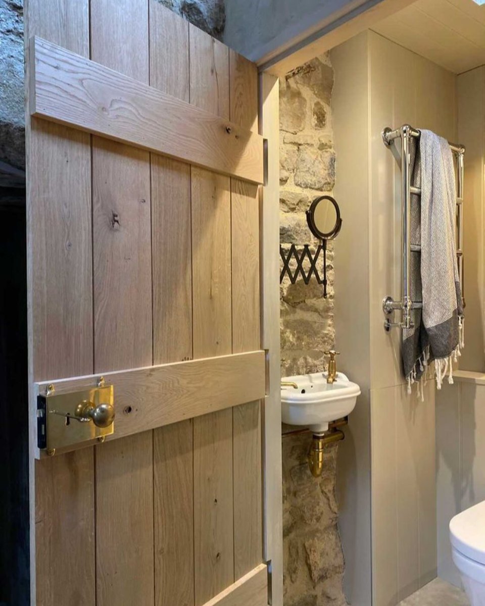XLJoinery's tweet photo. To deliver a rustic look, install solid oak doors and natural stone walls alongside gold accents. All the textures work well together to bring warmth and character to your space.
#cottagedoors #rusticdoors #barndoors #solidoakdoors #slidingdoors #barnstyledoors #oakdoors https://t.co/qhwn9MthX8