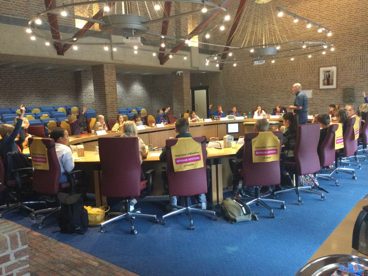 Leerlingen van OBS de Hekakker spelen het spel democracity in de raadzaal van het gemeentehuis! Met z’n allen bouwen ze een stad. Wel in goed overleg!