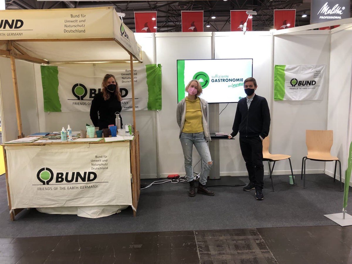 BUND_Leipzig's tweet photo. Heute und morgen sind wir noch mit unserem Projekt „Suffiziente Gastronomie“ auf der ISS GUT!-Messe.
Das Projekt hat das Ziel, Verpackungsmüll und Lebensmittelverschwendung in der Leipziger Gastronomie zu minimieren.
Mehr Infos: https://t.co/CcnSrgdhjQ #issgut https://t.co/0G0rMfQZQY