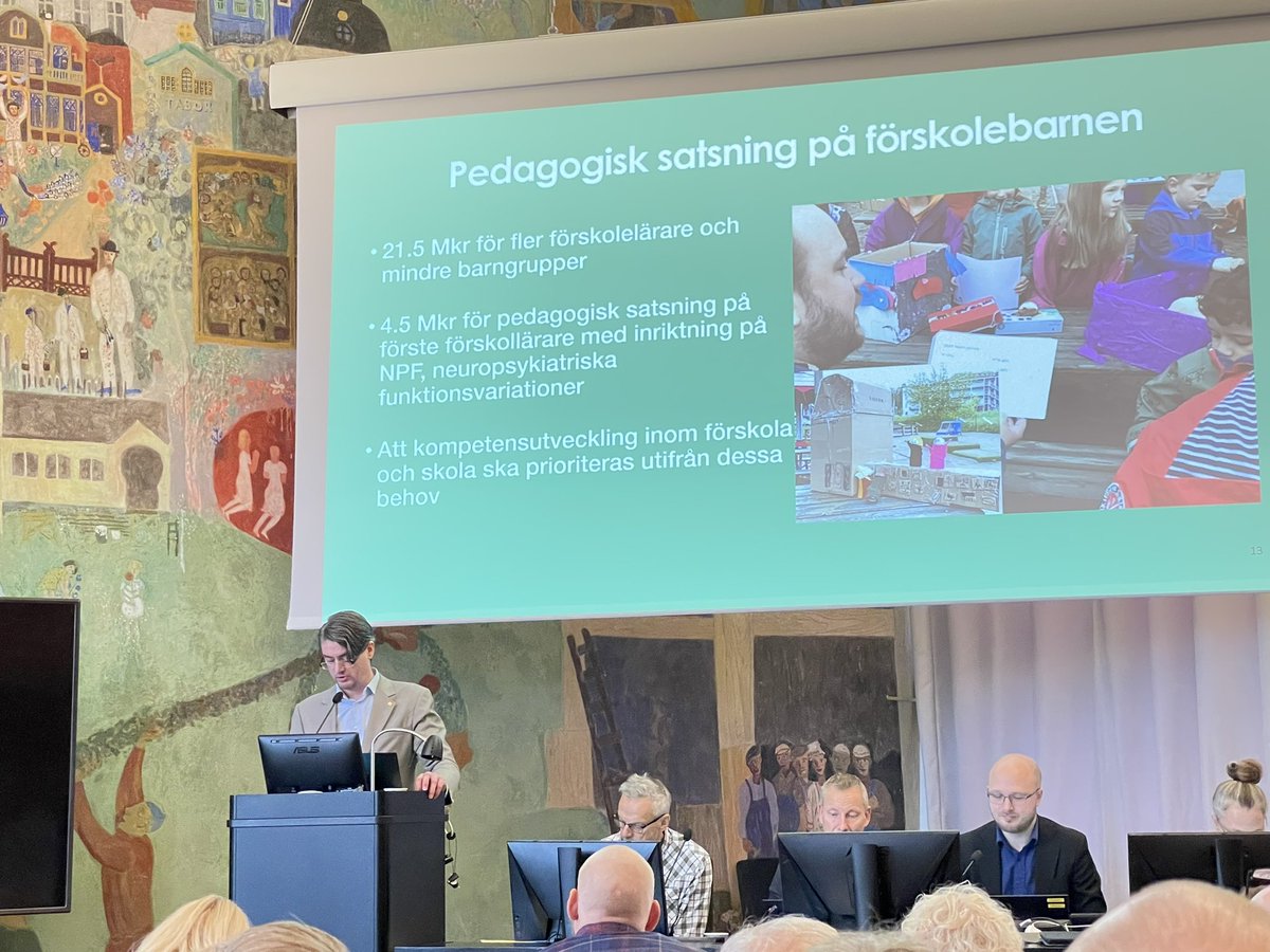 tomasselin's tweet photo. 21,5 miljoner till fler förskollärare, 4,5 miljoner till förste förskollärare och en riktad satsning mit NPF.

”Det här är den enskilda del av budgeten som jag är mest stolt över,” säger @Chris_Ottosson i #hupol budgetdebatt. https://t.co/9cr1uEneI8