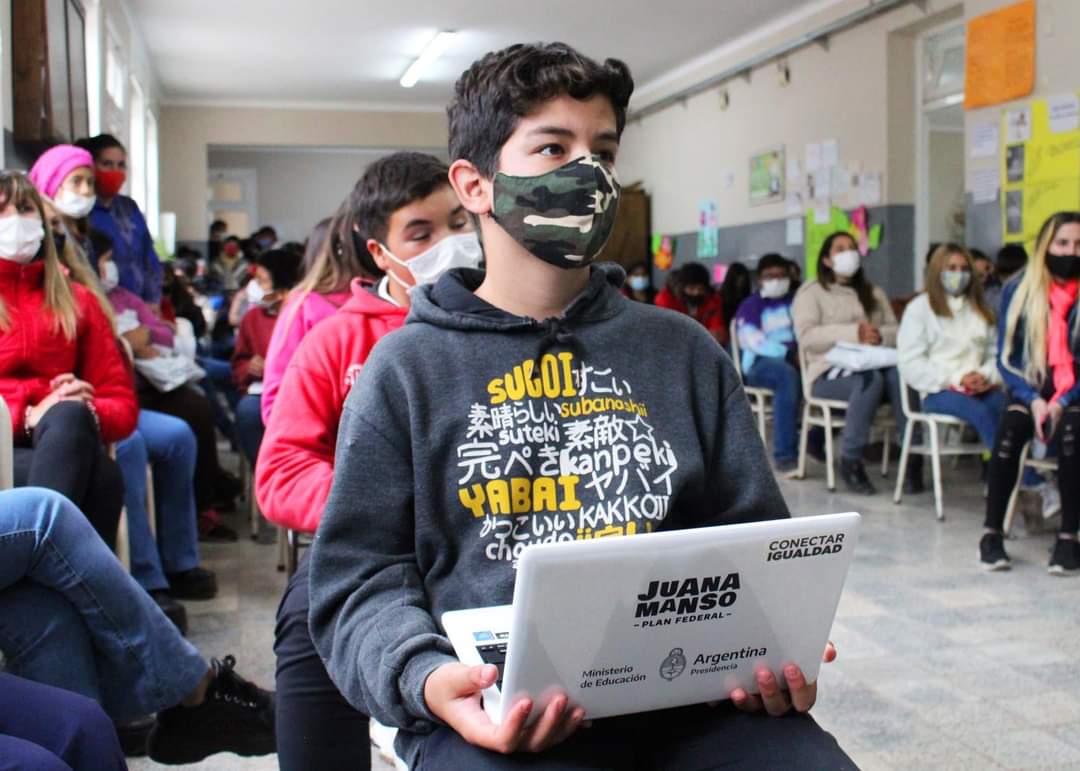 EducacCatamarca's tweet photo. Que los alumnos tengan hoy sus computadoras es un derecho que los pone en igualdad de condiciones con cualquier estudiante del país y que les va a permitir seguir estudiando, capacitándose, y también divertirse”, remarcó la titular de Educación.
 
 Más en https://t.co/aSJRUyiofZ https://t.co/LJrOjUMCao