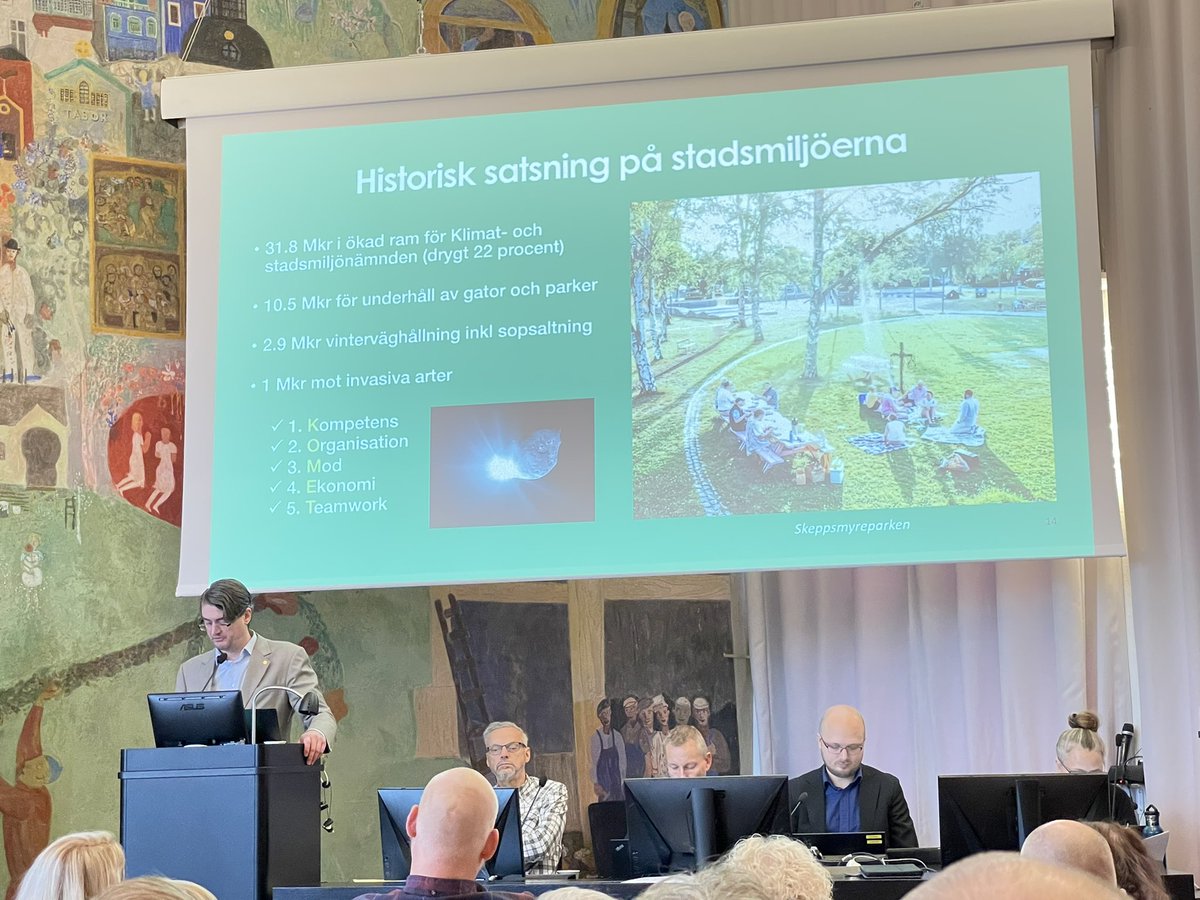 tomasselin's tweet photo. Mer än 30 miljoner till Huddinges stadsmiljöer. En KOMET enligt @Chris_Ottosson. Kompetens, Organisation, Mod, Ekonomi och Teamwork. ”Något väldigt vackert…” Det blir underhåll av naturreservat, bättre vinterväghållning och en kamp mot invasiva arter. Budgetdebatt i #hupol https://t.co/IkZxEsCsoI
