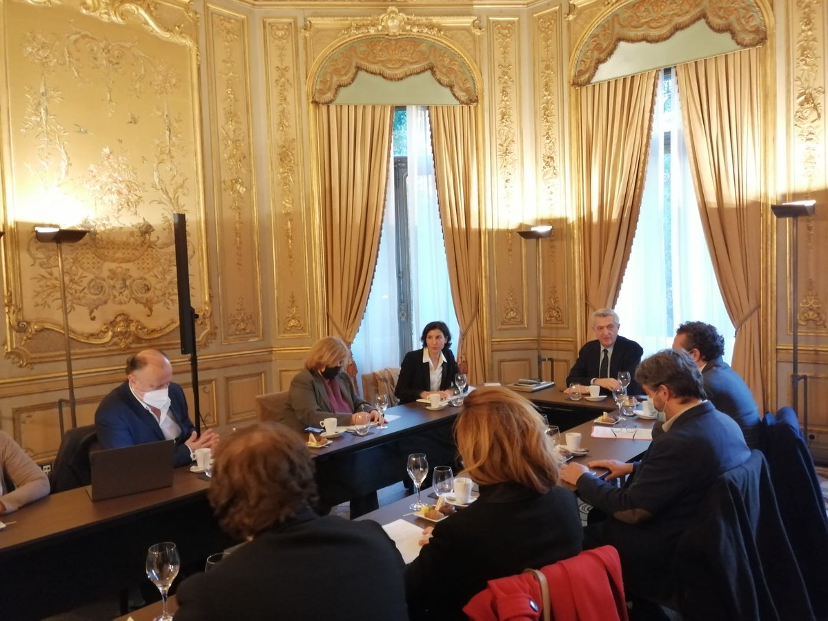 Nuestro Alto Comisionado <a href="/FilippoGrandi/">Filippo Grandi</a> ya está en España para conmemorar #ACNUR70.

Primera reunión con ONG que trabajan en asilo y migraciones: gracias por vuestra labor, seguimos trabajando juntas para mejorar el sistema de protección internacional en 🇪🇸. 

#ConLosRefugiados