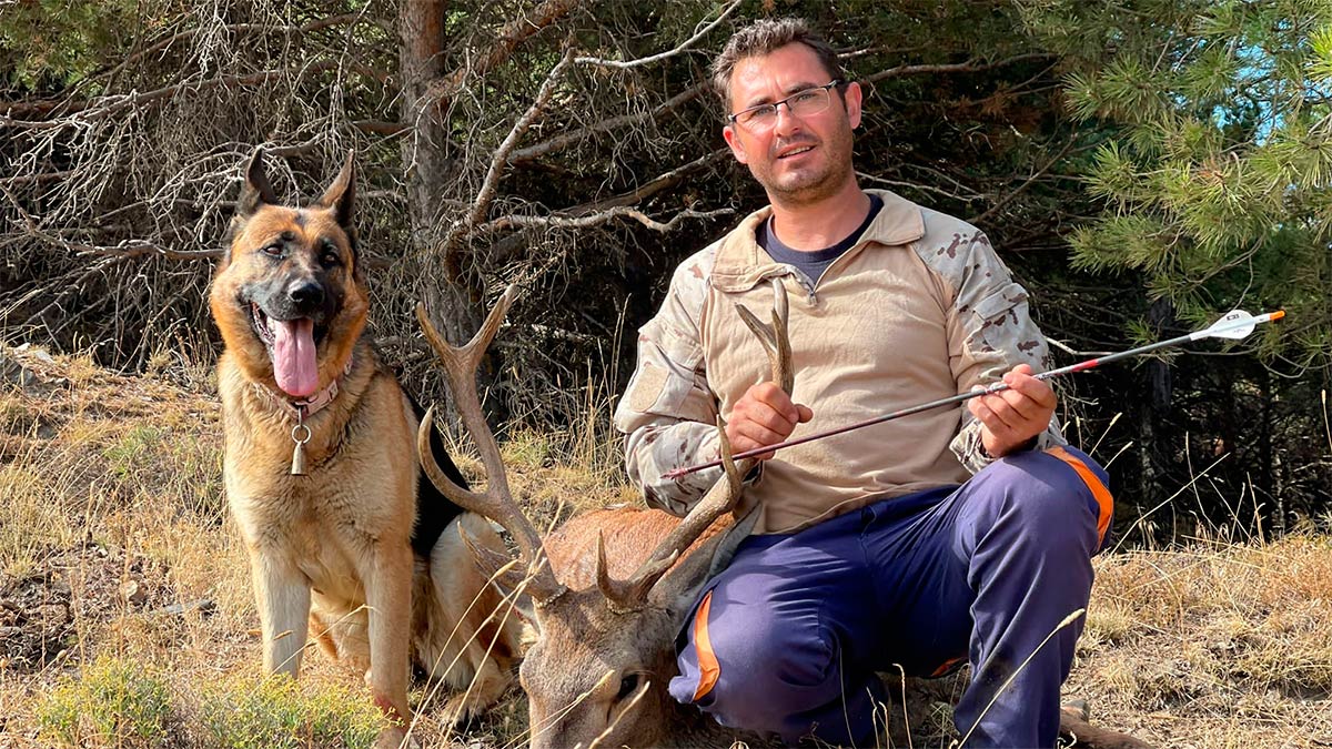 Abate un ciervo en espera y logra encontrarlo 16 horas más tarde gracias al gran trabajo de un pastor alemán bit.ly/3BYqVlI | decaza.net