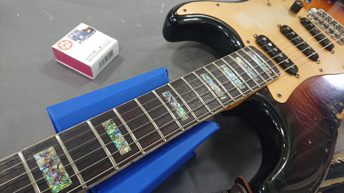 meisterFUNA's tweet photo. みなさんこんにちは・こんばんわ。
今回は日本製ピックでお馴染みのMASTER8さんからエレキギター弦が発売されたので紹介していこうかとおもいます。ラインナップは0942と1046なんと国産でコーティング弦となっております。弦の張りが強めで大き目なフレットのギターにあいそうだぞ。￥1.650-だぞ。😊 https://t.co/QCUMhmJwgO