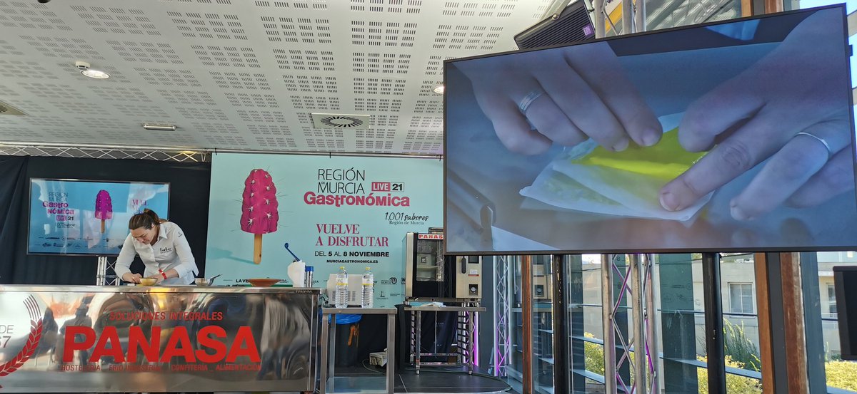 "Hay que ser conscientes de que la abeja es una especie que está desapareciendo".
Canelón de miel de azahar, queso cuatro picos y ajo negro sobre un plato con forma de panal y abejas, productoras de uno de los productos más importantes para María José: la miel.