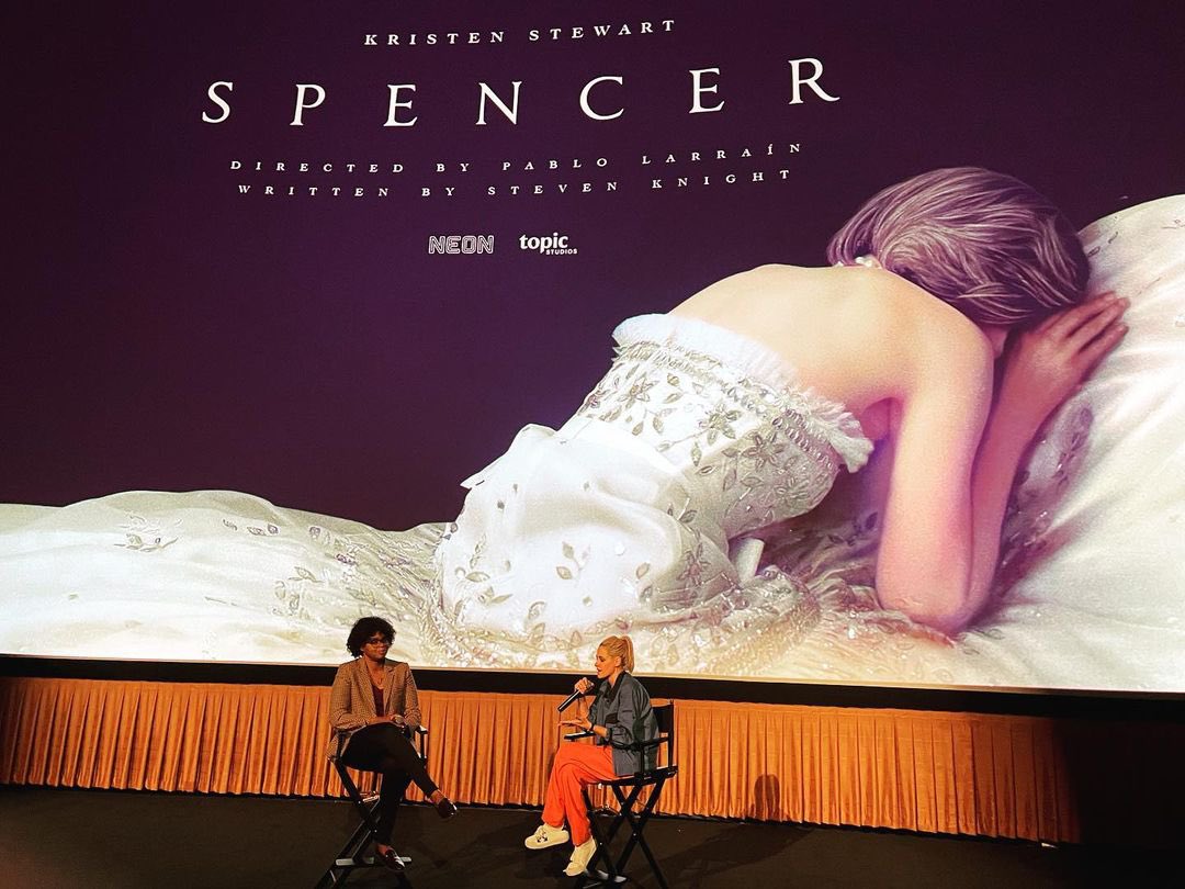 AdoringKS's tweet photo. ‘There she is!!! Current award season front runner Kristen Stewart! #spencermovie #questionandanswersession #sundayfunday’ https://t.co/qfWYT3mn6a https://t.co/qvdPENCeMq