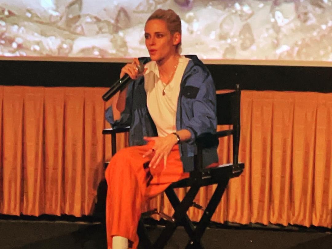 AdoringKS's tweet photo. ‘There she is!!! Current award season front runner Kristen Stewart! #spencermovie #questionandanswersession #sundayfunday’ https://t.co/qfWYT3mn6a https://t.co/qvdPENCeMq