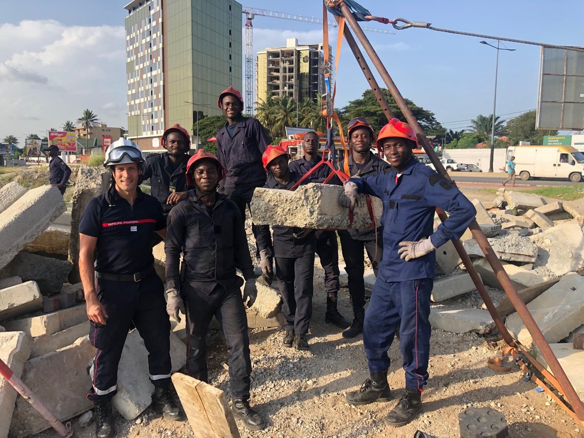 SDMIS69's tweet photo. [INTERNATIONAL] 🇨🇮

Dans le cadre de la coopération internationale de l'Etat Français avec la Côte d’Ivoire, un officier du @SDMIS69 et du @SDISsavoie ont encadré une initiation au sauvetage déblaiement/USAR au profit des sapeurs pompiers militaires de la Côte d’Ivoire ➡ https://t.co/20uICw7mxQ