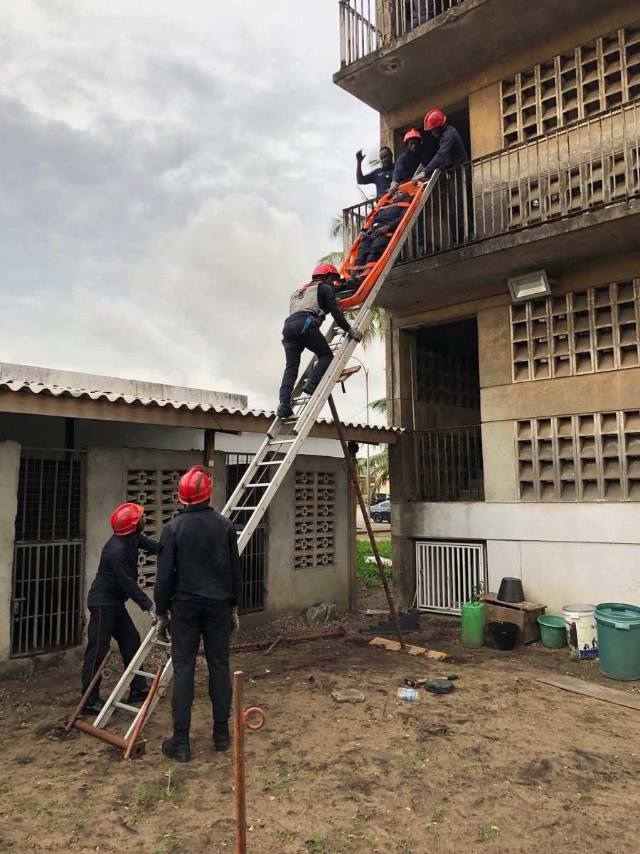 SDMIS69's tweet photo. [INTERNATIONAL] 🇨🇮

Dans le cadre de la coopération internationale de l'Etat Français avec la Côte d’Ivoire, un officier du @SDMIS69 et du @SDISsavoie ont encadré une initiation au sauvetage déblaiement/USAR au profit des sapeurs pompiers militaires de la Côte d’Ivoire ➡ https://t.co/20uICw7mxQ