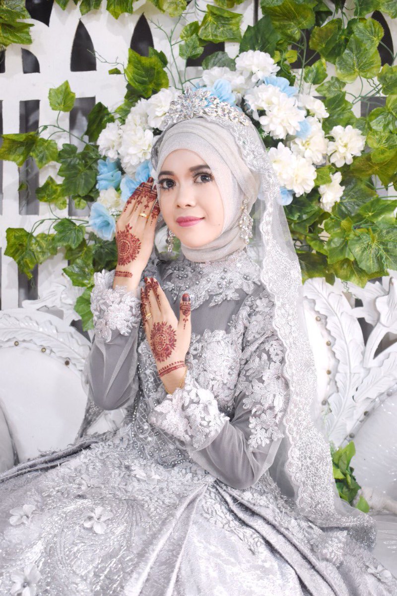 DianTaresa's tweet photo. Sedih banget waktu resepsi pertama hasilnya kek gini, fotografernya jadul banget, waktu resepsi kedua malah mantennya sakit😌 al hasil gk ada foto yg bagus🙄 https://t.co/A8arQNiEsn