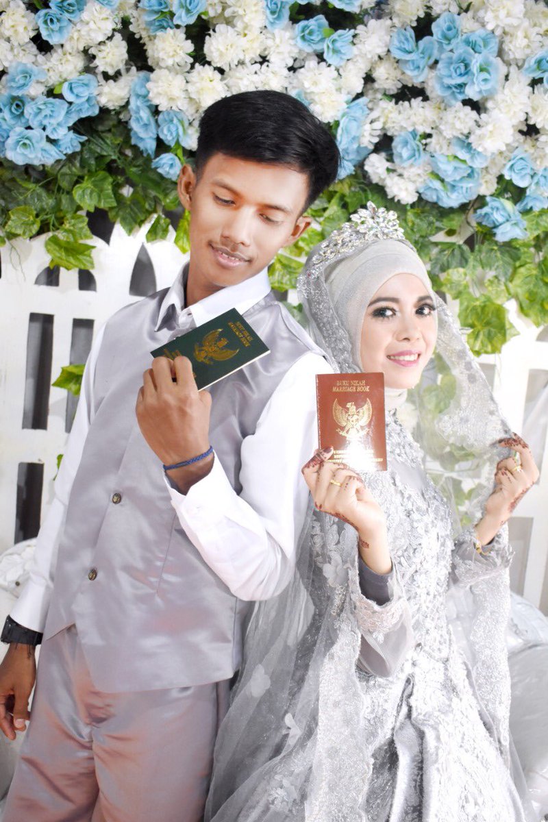 DianTaresa's tweet photo. Sedih banget waktu resepsi pertama hasilnya kek gini, fotografernya jadul banget, waktu resepsi kedua malah mantennya sakit😌 al hasil gk ada foto yg bagus🙄 https://t.co/A8arQNiEsn