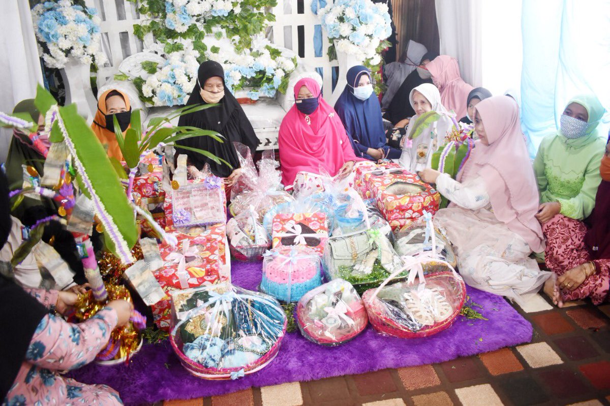 DianTaresa's tweet photo. Sedih banget waktu resepsi pertama hasilnya kek gini, fotografernya jadul banget, waktu resepsi kedua malah mantennya sakit😌 al hasil gk ada foto yg bagus🙄 https://t.co/A8arQNiEsn