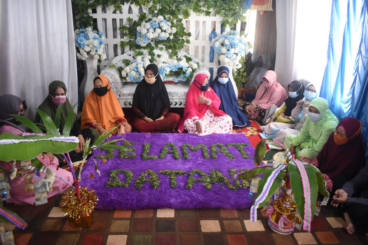 DianTaresa's tweet photo. Sedih banget waktu resepsi pertama hasilnya kek gini, fotografernya jadul banget, waktu resepsi kedua malah mantennya sakit😌 al hasil gk ada foto yg bagus🙄 https://t.co/A8arQNiEsn