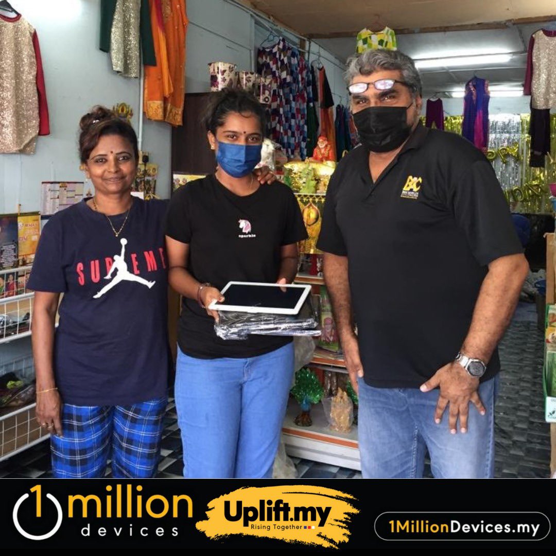 Once again, Mr Kumar Nagalingam - committee member of UPLIFT, successfully delivered a Samsung tablet to Sri Gayathri, a current SPM candidate from SMK Ampang Pecah on behalf of the 1MillionDevices team on November 1st, 2021.