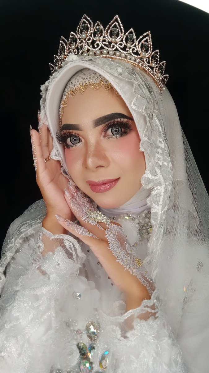 DianTaresa's tweet photo. Sama" MUA pilihan orang tua, pake bunga di kepala itu make up pilihan orang tua resepsi pertama, pake mahkota make up pilihan mertua resepsi ke dua. Satu kang foto seadanya tpi make up bagus, satu lagi kang foto handal tpi make up tebel banget😭 hbis itu pingsan pula https://t.co/7F6zFNvnEp