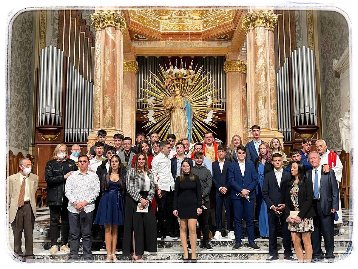 ¡Queremos formar parte del álbum familiar de la gran familia de la #IglesiaDiocesana 
Ahí va nuestra foto de familia: confirmaciones 🔥del sábado. Momento muy especial para ntra parroquia <a href="/AsuncionLliria/">Parroquia Asunción - Llíria</a> 
26 jóvenes recibieron el Scto de la Confirmación 
#SomosIglesia24Siete