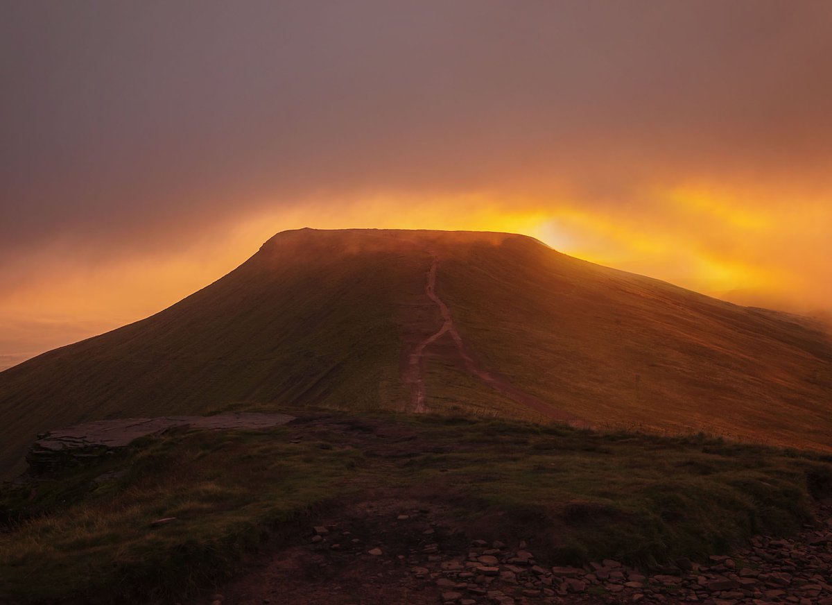 Pen Y Fan looking volcanic at sunrise.
#penyfan #brecon #breconbeacons #breconbeaconwalks #sunrise #wales #mountain #hiking #landscapes #landscapephotography