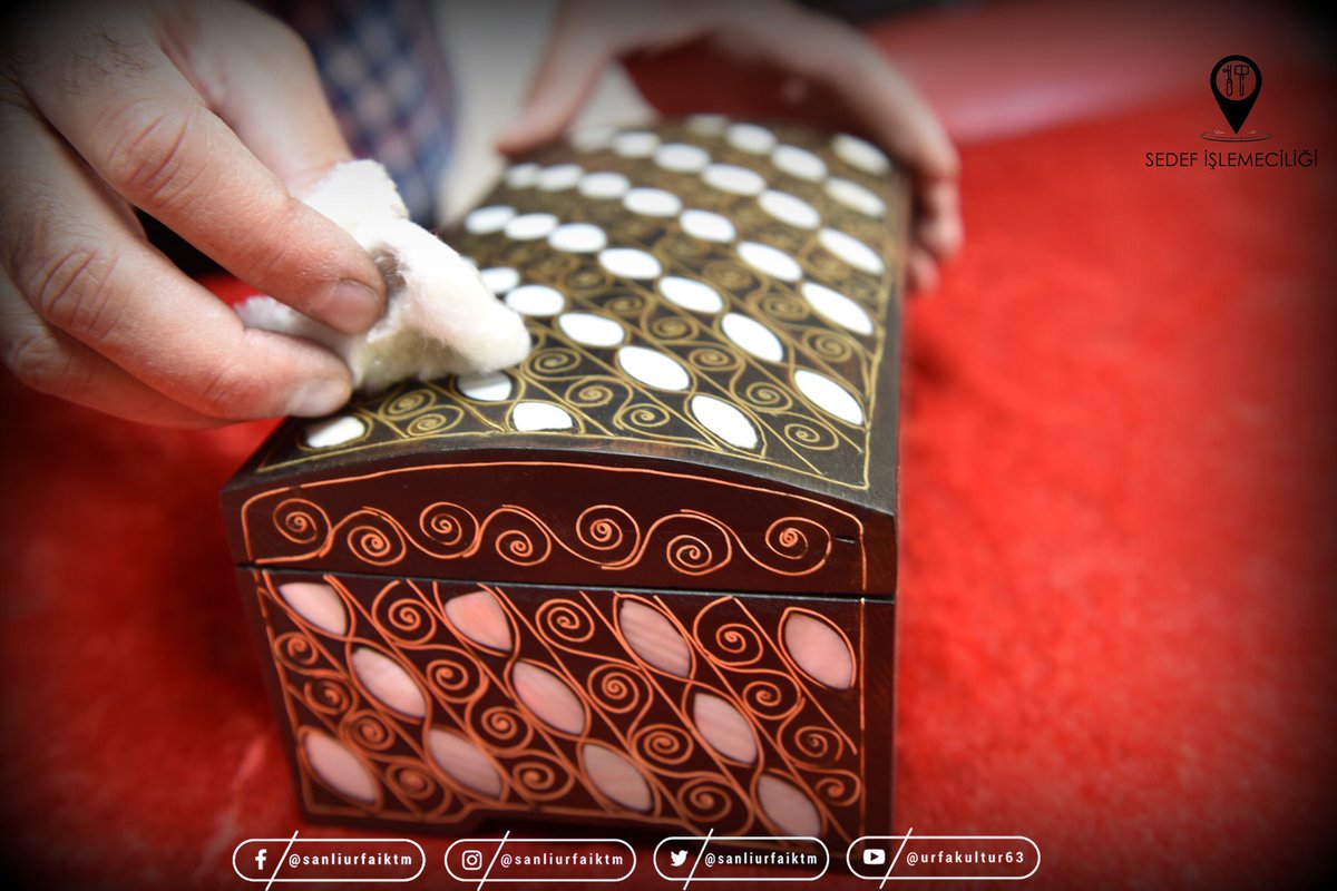 SanliurfaIKTM's tweet photo. Sedef İşlemeciliği
#sedef #sedefkar #sedefişlemeciliği #motherofpearl #göbeklitepe #Sanliurfa #goturkey #kulturportali #visiturfa #urfa #göbeklitepe #sanat #gelenekselelsanatları #yöreselkültürler #kültür #şanlıurfailkültürveturizim https://t.co/TxVH06zIVr