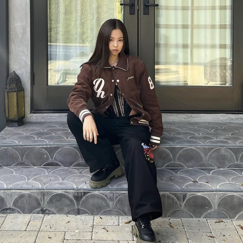 nyounjug's tweet photo. ͏          
Creates an autumn atmosphere by matching a brown outerwear with black pants. Here I create a hip look, to favor my blinks day. The fatal gaze that I had shot at the hearts of many people. 
͏ https://t.co/GZtCeBqyzv