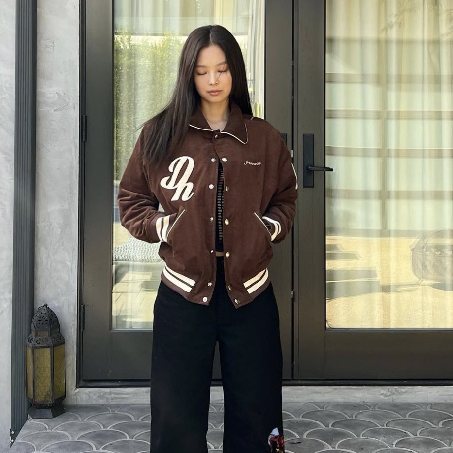 nyounjug's tweet photo. ͏          
Creates an autumn atmosphere by matching a brown outerwear with black pants. Here I create a hip look, to favor my blinks day. The fatal gaze that I had shot at the hearts of many people. 
͏ https://t.co/GZtCeBqyzv