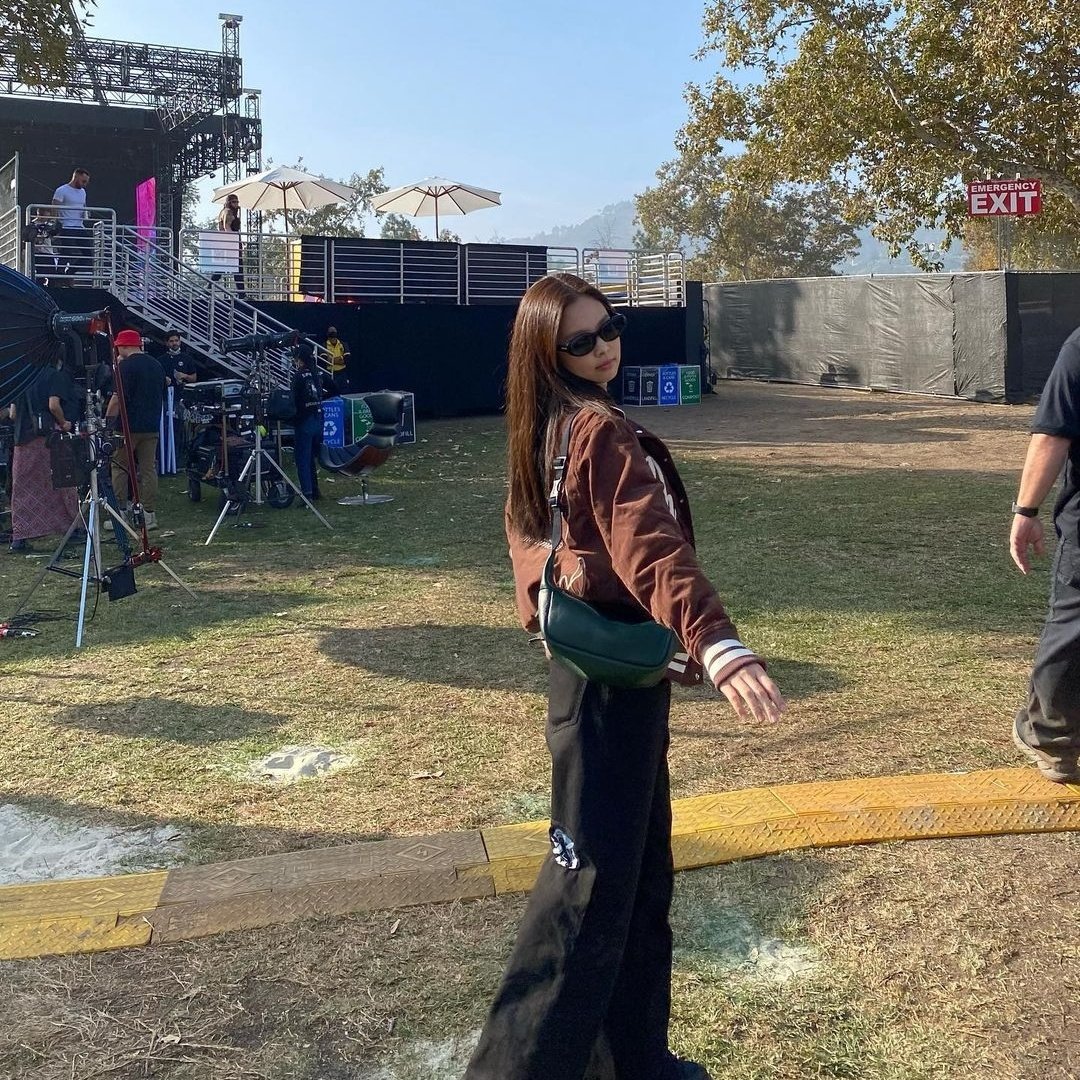 nyounjug's tweet photo. ͏          
Rosy and youthful style, as I enjoy the day by attending HITC festival. With sunglasses that perfectly match the dazzling sun, revealing my tiny body having fun on a field. Spending time alone or with friends is a marvelous thing and must be done for life. 
͏ https://t.co/evXAlX5wow