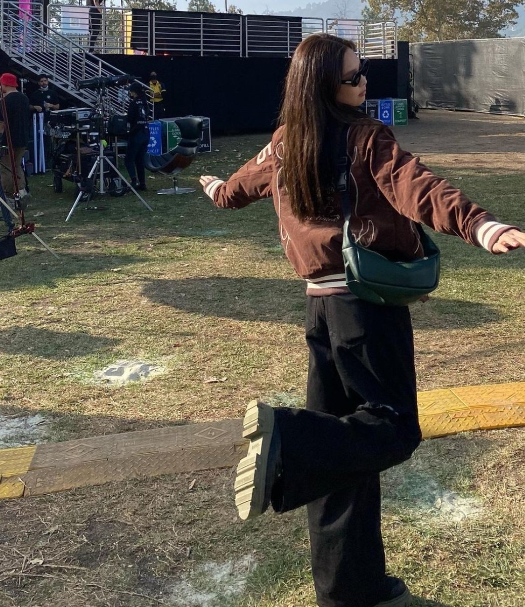 nyounjug's tweet photo. ͏          
Rosy and youthful style, as I enjoy the day by attending HITC festival. With sunglasses that perfectly match the dazzling sun, revealing my tiny body having fun on a field. Spending time alone or with friends is a marvelous thing and must be done for life. 
͏ https://t.co/evXAlX5wow