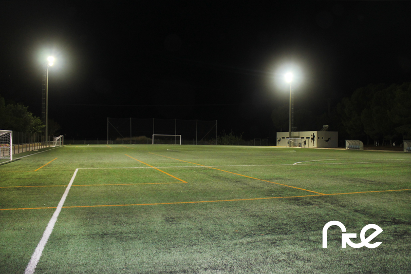 NTEsistemas's tweet photo. Otra #instalaciondeportiva del pueblo de #DayaNueva que incorpora la #potencia y #ahorro de los modelos #NTESistemas es su #CampodeFútbol, iluminado por los #proyectoresLED COLOSSUS 160K. Su #óptica interna está diseñada para abarcar #grandessuperficies ⚽ #Morethanlight https://t.co/RKzUiIVszW