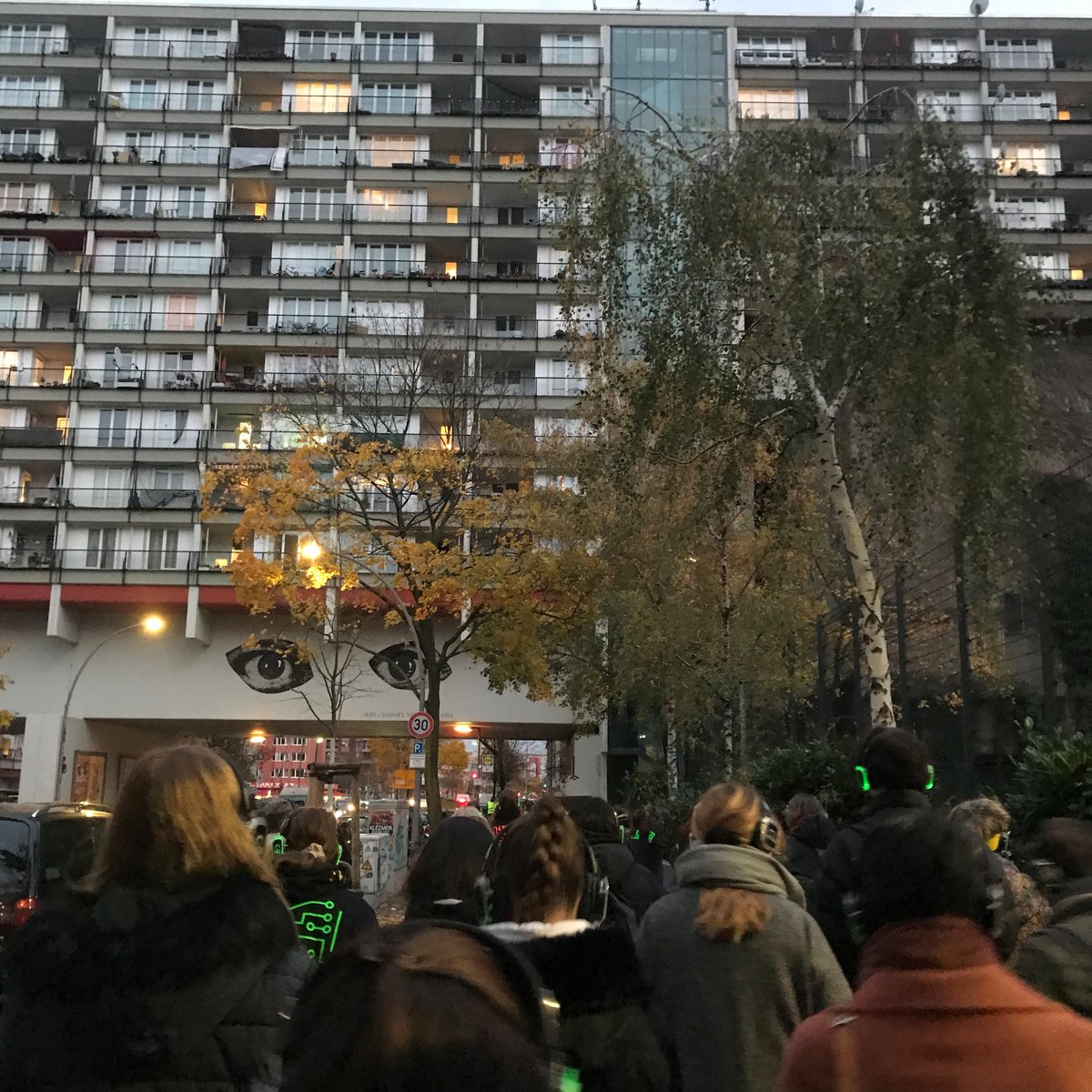 fonds_daku's tweet photo. Christina Roth war bei der #BackForGoodTour im FELD Theater für Junges Publikum. In der Multimedia-Tanz-Theaterperformance „Das Morgen an der Ecke“ begeben sich Jugendliche auf die Suche nach der Stadt der Zukunft, sozialer Gerechtigkeit, klimafreundlichen Visionen & neuen Räumen https://t.co/J9ei31Indl