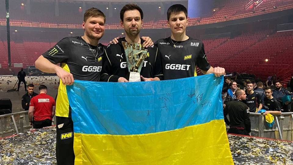 ZelenskyyUa's tweet photo. Десятиліттями наші кіберспортсмени завойовують титули, вирізняючи Україну на світовій мапі. Учорашній день не став винятком. Український клуб @natusvincere вперше у своїй історії переміг на Major-турнірі з CS:GO. Черговий успіх, що надихає багатьох! https://t.co/sVP5Iawthx