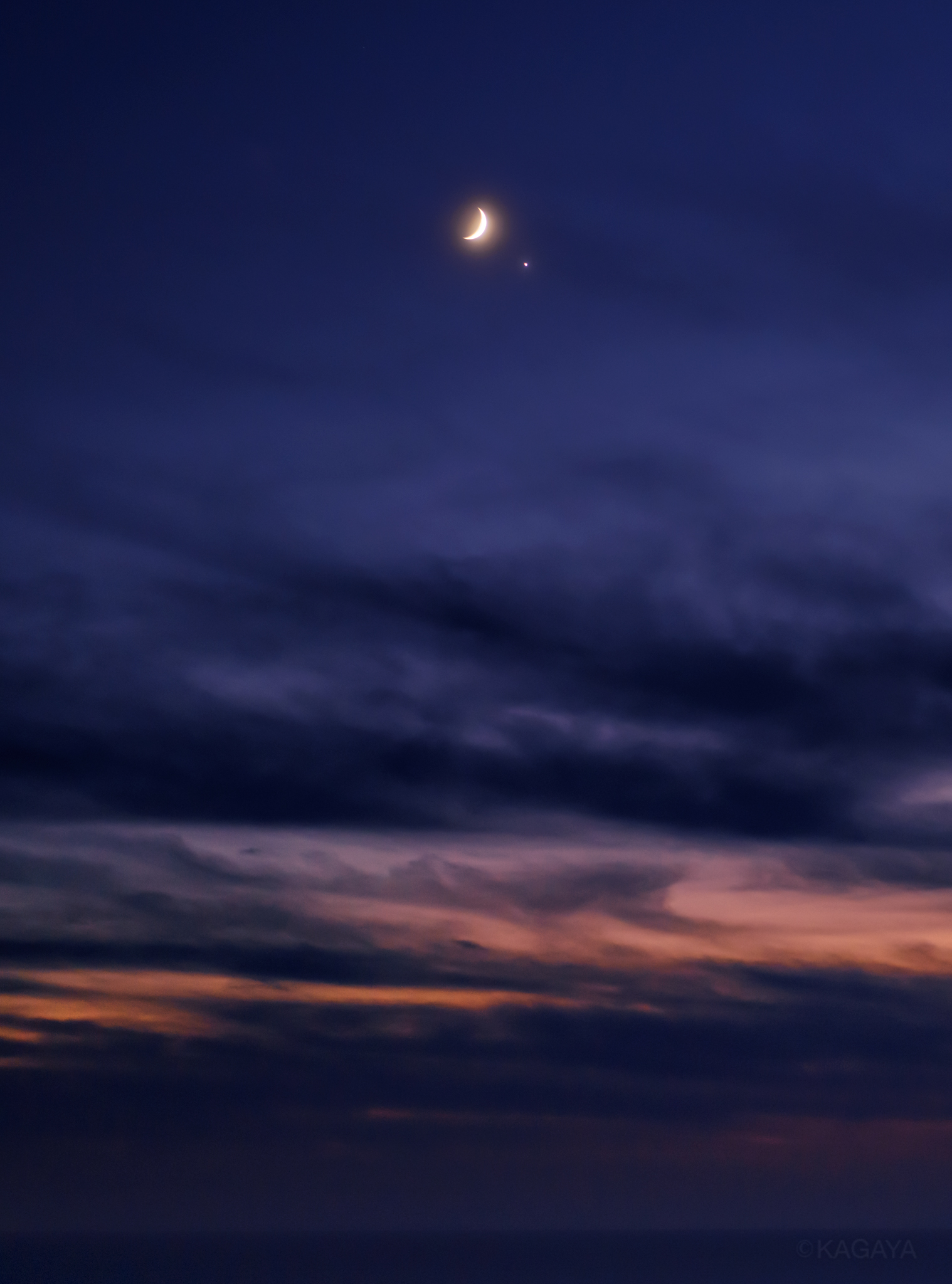 Kagaya 夕暮れ空のグラデーションの中 月と金星が寄り添う姿 まるで天空の宝石でできたアクセサリーのようだ と思いながら ほんのひとときの夢のような光景を眺めていました 先ほど 秋田県にて撮影 T Co Giwuwq4yde Twitter