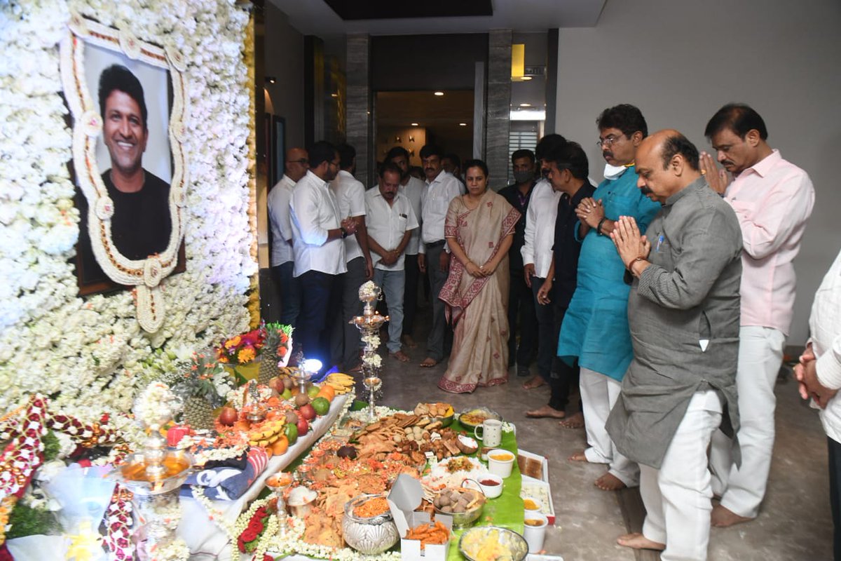 24x7Live_India's tweet photo. #puneethrajkumarrip 

Karnataka Chief Minister #BasavarajBommai offer homage to late actor #PuneethRajkumar on his 11th day rituals at latter's residence in Bengaluru.  Actor's wife Ashwini is seen in the pic.

#PowerStar #Appu #PuneethRajkumarLivesOn  #Sandalwood #Kannada https://t.co/U0pEqkxa0m