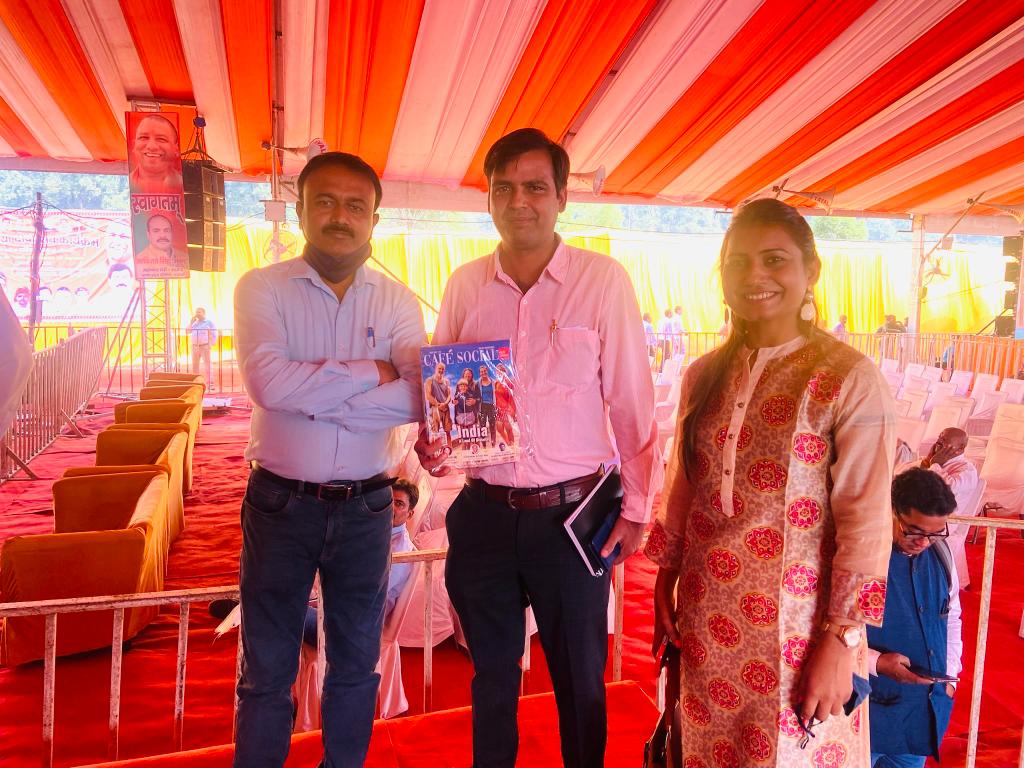 inbookindia's tweet photo. Magazine and sweet distribution at the CM Yogi’s Diwali event at village vantangiya of Gorakhpur, UP.
And to police and traffic officer who are serving us while we celebrate our festivals.

#inbook #cafesocial #cafesocialmagazine #sweetdistribution #magazinedistribution https://t.co/OQzURMx3wq
