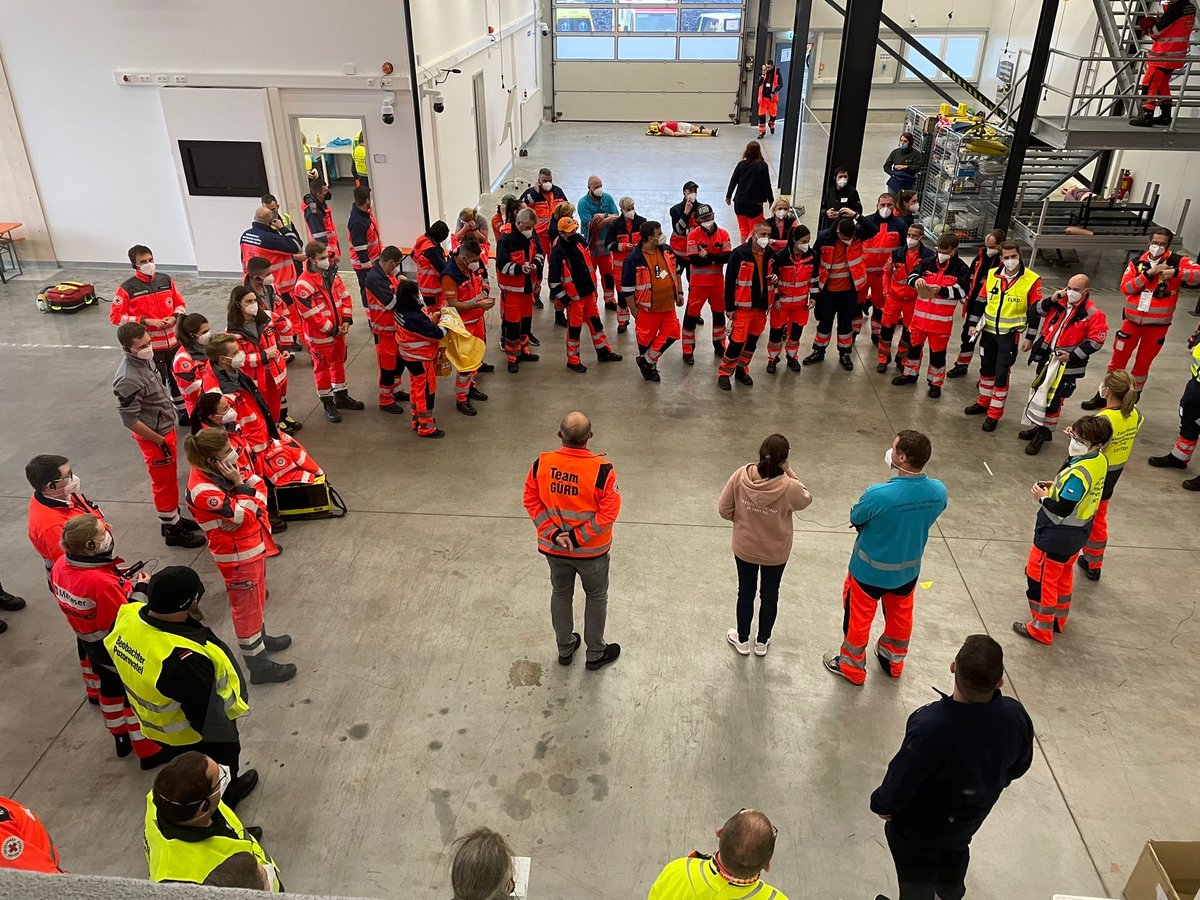BayZbe's tweet photo. Im Zeitraum vom 03.-05. November fand auf dem Trainingsgelände des BayZBE´s in Windischeschenbach eine große länderübergreifende Übung mit dem deutschen und den tschechischen Rettungsdienst statt.

Eine Bereicherung für alle 300 Teilnehmenden! #guerd #bayzbe #ehrenamt https://t.co/5l20gtnp9H