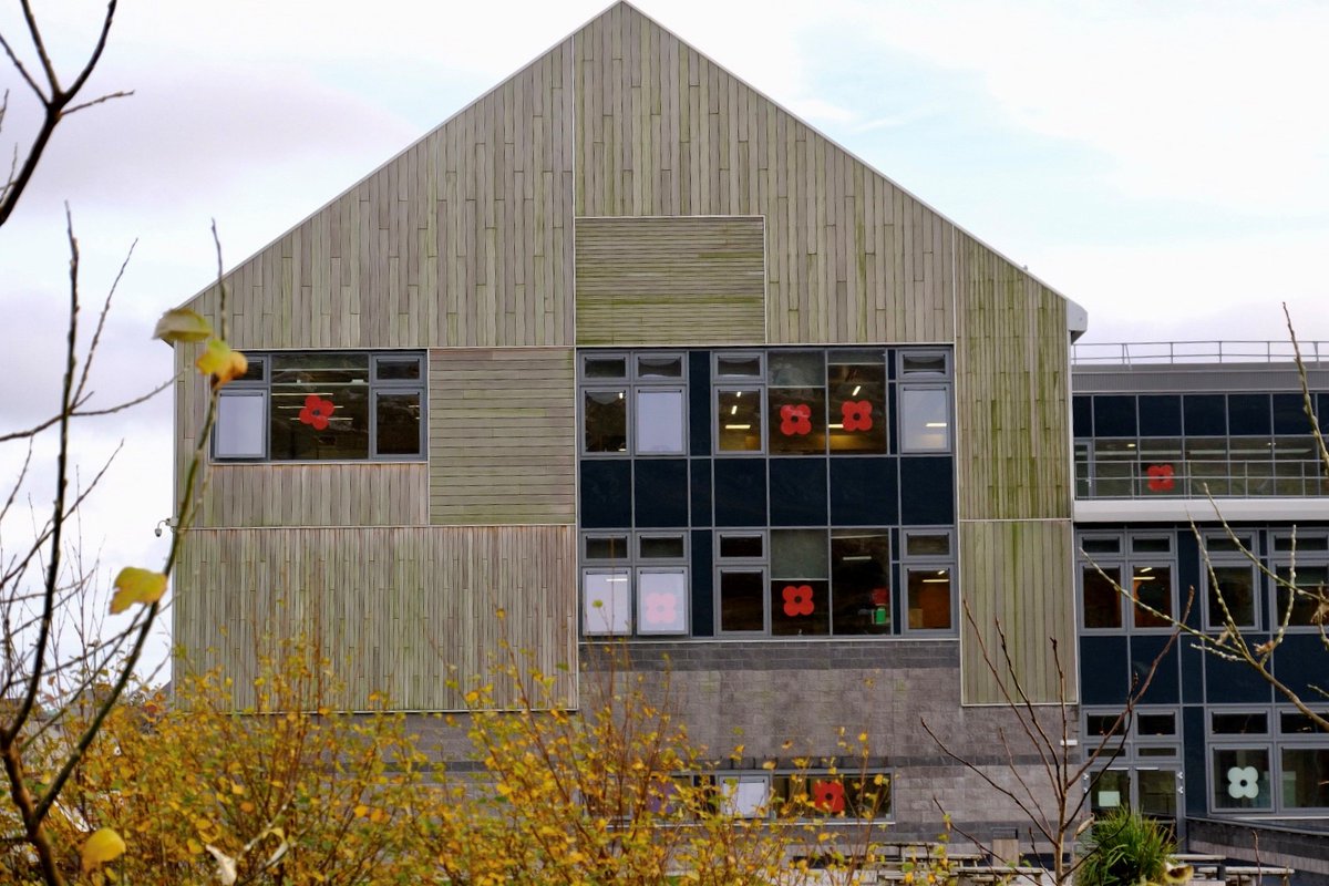 ShetIslandsCll's tweet photo. To mark #Poppy100, pupils at Anderson High School in #Lerwick have placed 100 poppies in windows of the building for #RemembranceWeek #Shetland #Remembrance #LestWeForget #NewAndHS #LerwickTownHall https://t.co/kdh9Jmuv6I https://t.co/SXaAiKSgWN