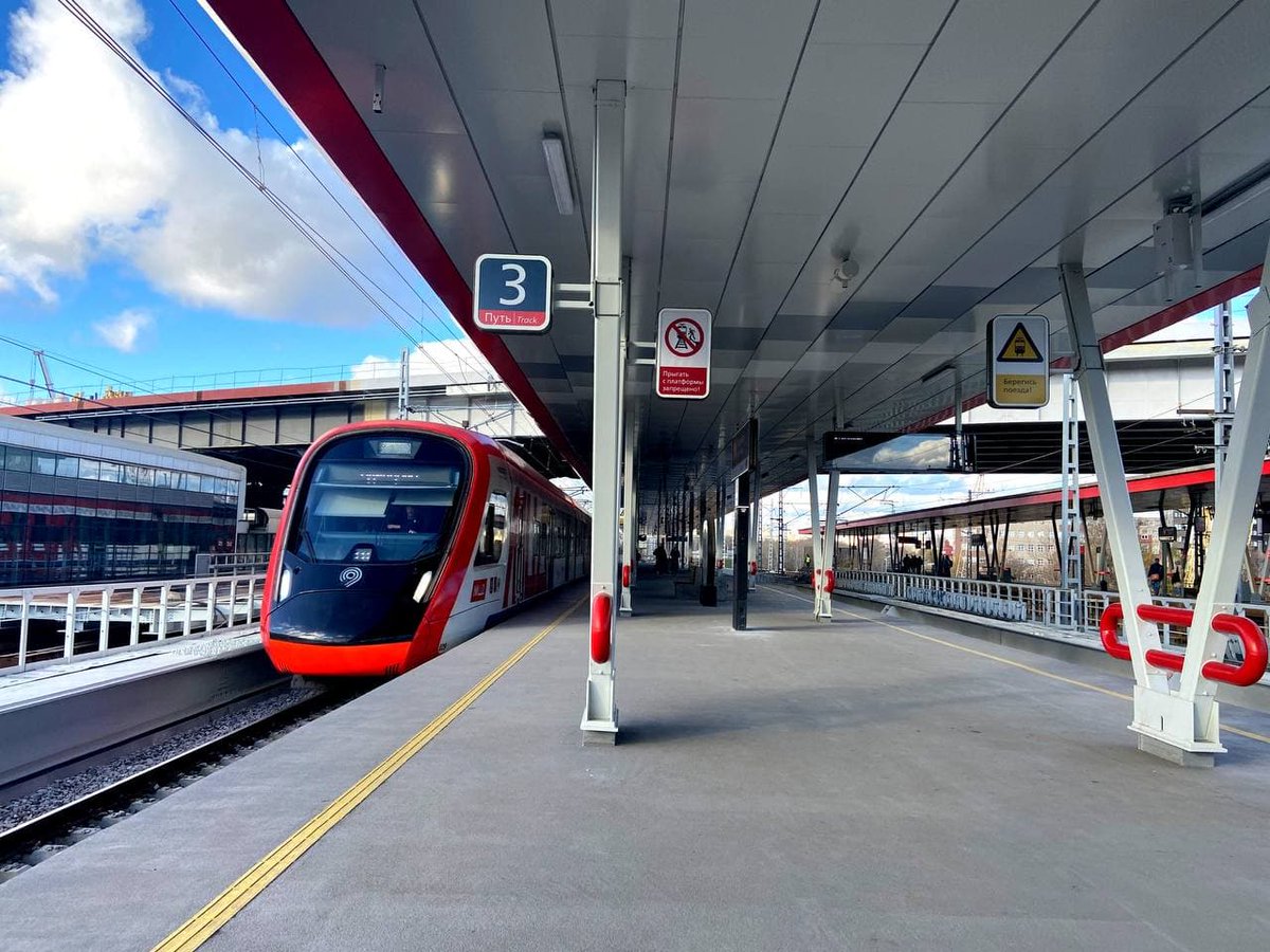 mostransport_en's tweet photo. We are getting ready to open the #MCD 3 in 2023. Its length will be 85 km long. It will consist of 42 #stations: 14 of them will be interchanging. 20 Moscow areas and 10 settlements from the Moscow region will be united thanks to this project. https://t.co/uDcXbp0A0F