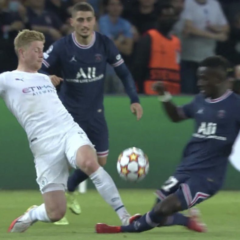 IfanJT's tweet photo. Two of these were red cards, one wasn’t even a free kick…. https://t.co/U6tivIGGd0