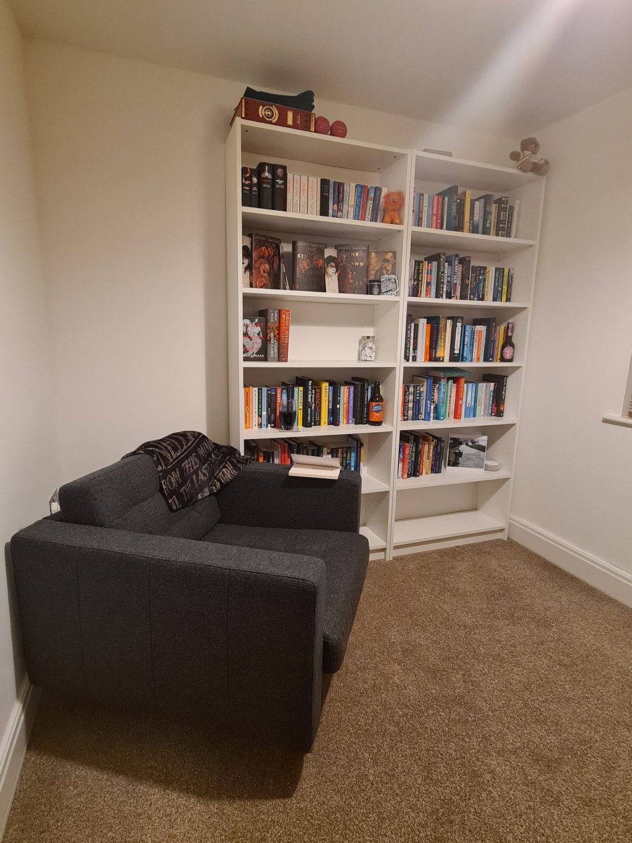 ashheartsbooks's tweet photo. The Reading room is complete! A few more finishing touches that will be done over time but I'm soo happy with it! A big thanks to my amazing fiance for doing this for me 

#readingroom #readersofinstagram #bookblogger https://t.co/Jipfd6xkPj