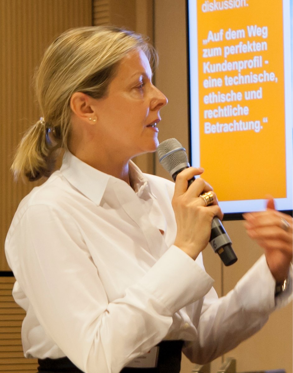 hfwu_tweet's tweet photo. Vor welchen #ethischen Herausforderungen stehen Unternehmen, die #KünstlicheIntelligenz verwenden? Verantwortung im Umgang mit KI, darum geht es am Mittwoch, 10.11.21, an der #HfWU beim Online-Vortrag von @UCoester von @Xethix. Hier geht es zur Anmeldung: https://t.co/n5UYRtZiKj. https://t.co/gPcYn2LgMm