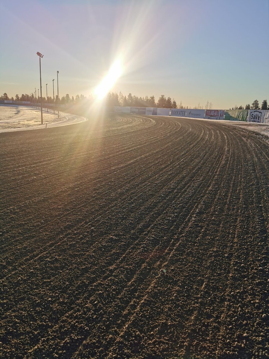 Naistenilta-ravit käynnistyvät muutaman tunnin kuluttua!

Rata on hiekkapintainen talvirata, hokkakenkää suositellaan. Muut alueet paikoittain jäiset ja lumiset.

Tervetuloa Mäntyvaaraan!

#ravit #mmravit #rovaniemi #mäntyvaara