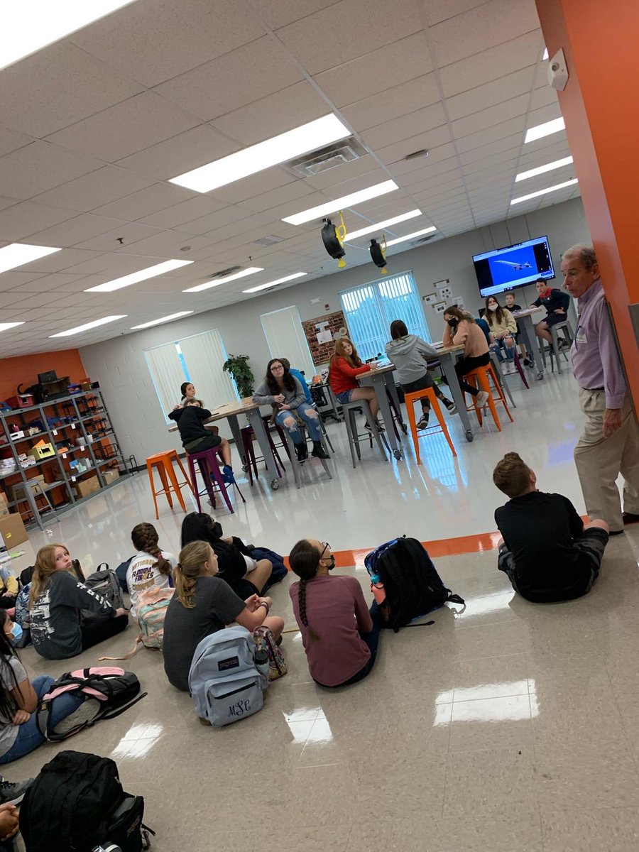 ChilesMiddle's tweet photo. On Friday, Mr. Neil Clayton visited Think &amp; Design classes &amp; shared about his career in aerospace, &amp; plane he built, &amp; traveling the world. Students were then inspired to think &amp; design their planes &amp; test for distance &amp; accuracy. 🐾 #PanthersROAR #ThinkAndDesign @ePathwaysSCPS https://t.co/3WoIjZABqT
