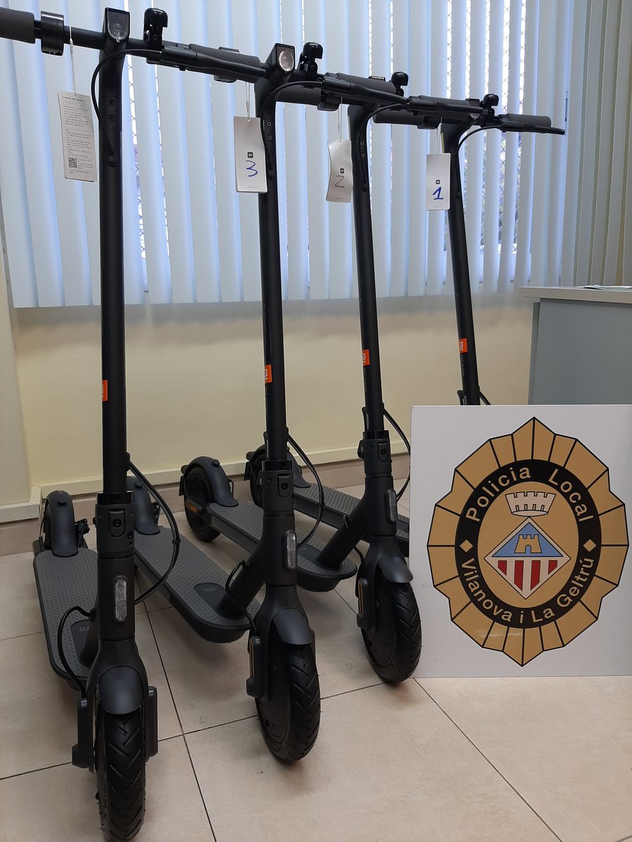 PLVNG's tweet photo. L'equip d'Educació Viària 👮♀️👮@PLVNG ha incorporat 4 🛴patinets elèctrics als seus recursos.
Permetrà, als alumnes de secundària de #Vng, combinar les pràctiques amb les 🚲bicicletes al circuit de la Pl. Sardana.
#milloraconstant #seguretat #trànsit #formació #educacióvial https://t.co/74gSeIRwdT