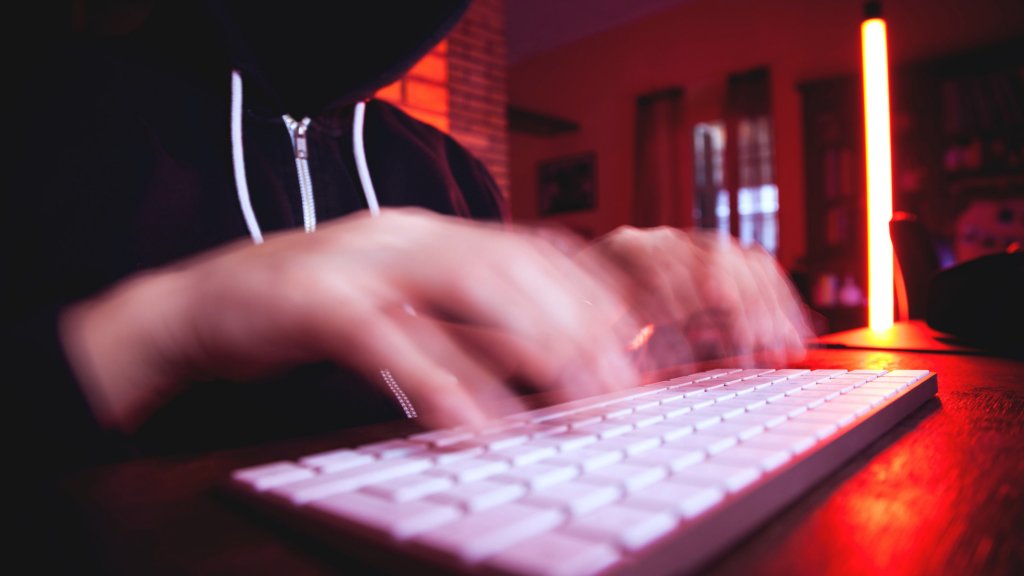 Campus_etic's tweet image. Ciberterrorismo, cibercriminalidad, ciberataque y ciberdelincuente. Estos serán algunos de los términos que iremos viendo aparecer (cada vez más) en las cabeceras de las noticias. ¿Cómo nos pueden afectar? ¿Cómo puedo actuar para minimizar el riesgo? 
bit.ly/300LOzF