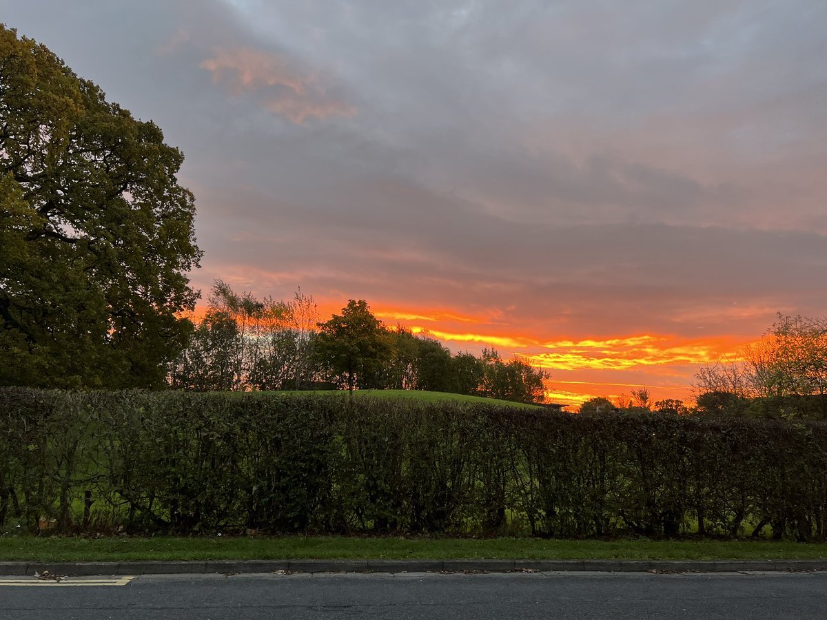 hiurbanwanderer's tweet photo. Such a beautiful sunrise this morning. The sky went from warm pinks and purples to bold and bright fire colours!

A definite benefit to getting out nice and early for a brisk walk on my #ReverseCommute! 

#GMWalks #SlowWays #Wellbeing https://t.co/sMEvqqr79E