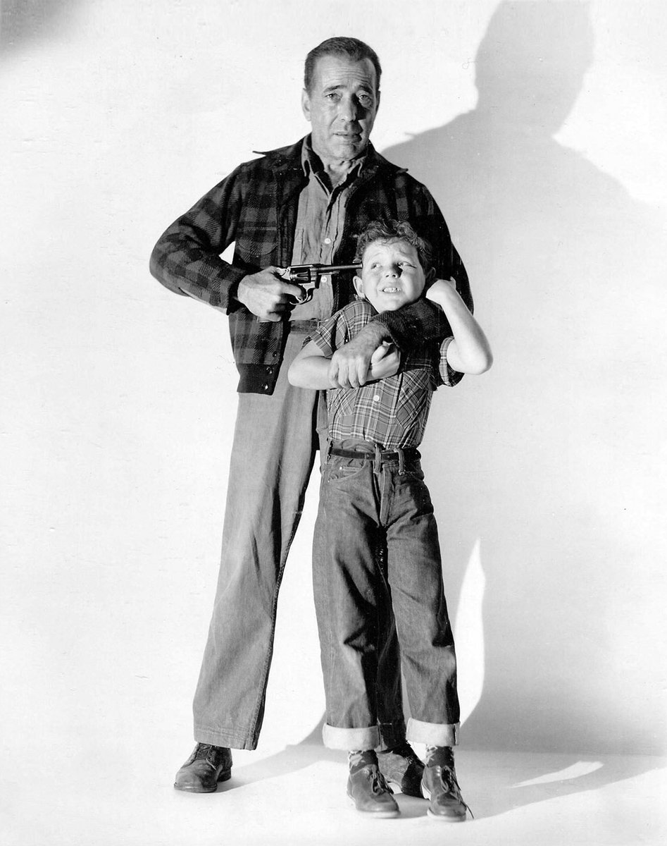 Notorious_Ed's tweet photo. Impresionante fotografía publicitaria de Humphrey Bogart y Richard Eyer para “Horas desesperadas” (“Desperate Hours”, 1955), de William Wyler. Fotografía perteneciente a nuestro libro “El universo de William Wyler”.
#notoriousediciones #williamwyler #desperatehours https://t.co/g32uANNrWG