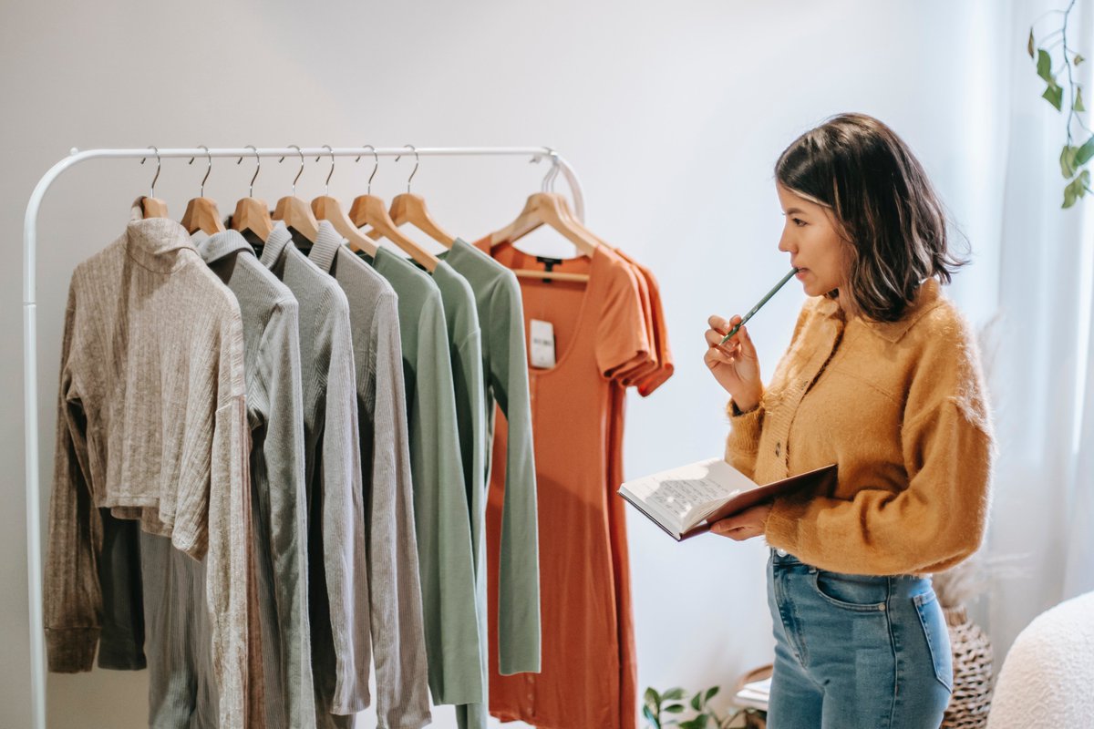 Radio3scienza's tweet photo. Qual è l'impatto della #moda sull'#ambiente? Quali i capi più problematici come filiera produttiva e quali invece le regole per scegliere capi di #modacircolare? E poi, come riconoscere il #greenwashing?
La puntata di oggi: https://t.co/3C4mYTO6AJ https://t.co/6bWb9pDRgR