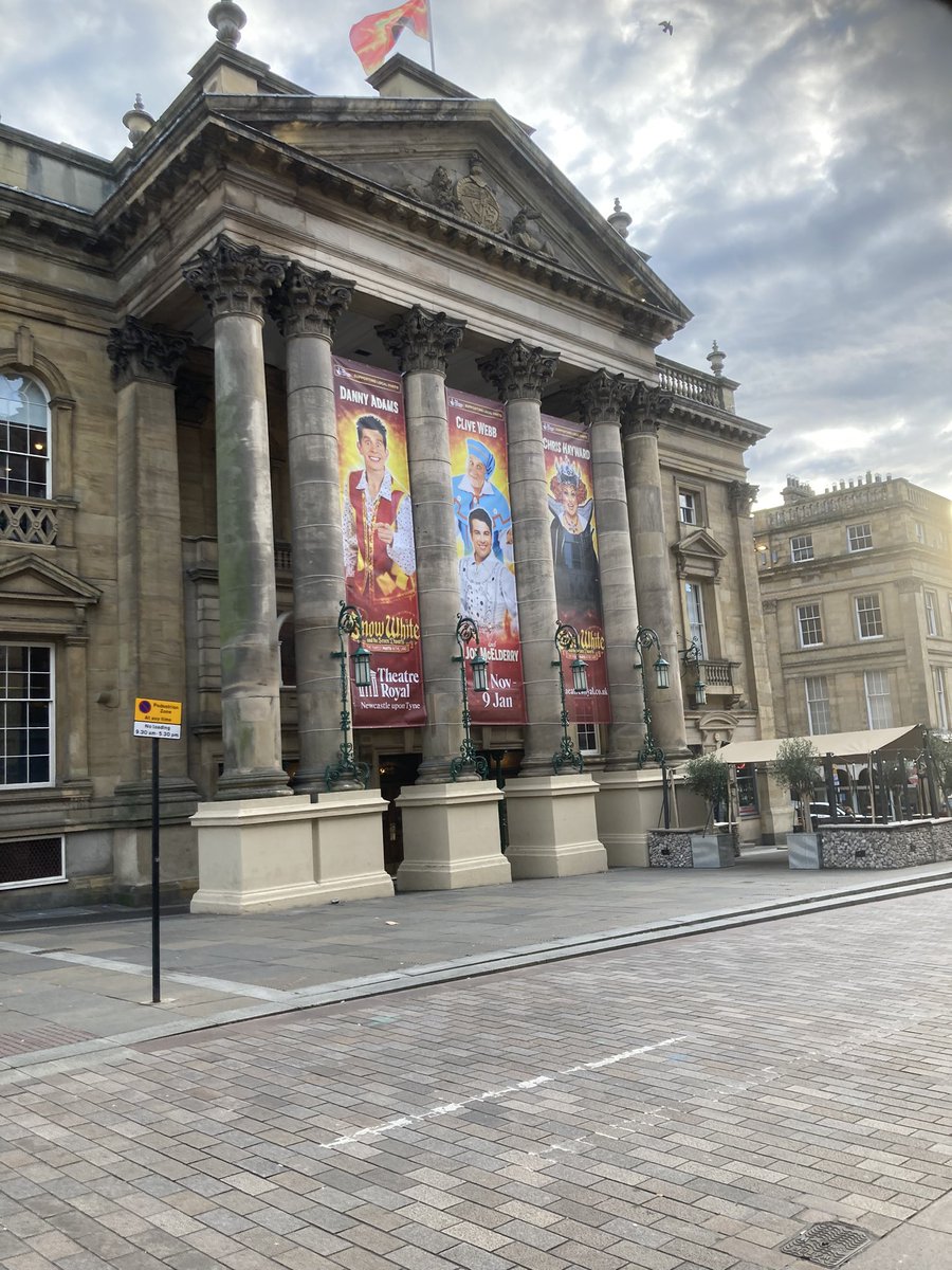 RichAtkinsonMD's tweet image. New home for the next 9 weeks!! 
#PantoTime
@TheatreRoyalNew