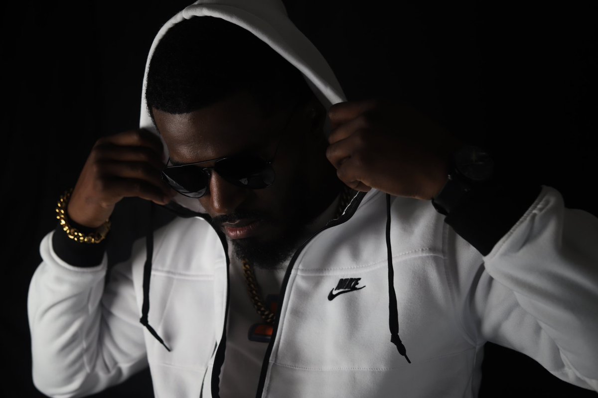 SuperFlyMixx's tweet image. Cooling in the corner, only nigga here that don’t smoke……
But I still got it for anybody that want smoke….
😎 #FlyBehavior